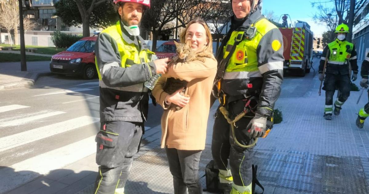 Los bomberos entrega a Coco a su dueña.