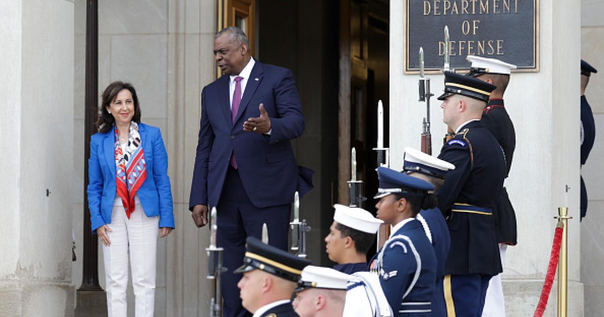 La ministra de Defensa, Margarita Robles y Lloyd Austin, secretario Estado Defensa EEUU, en una imagen de archivo.