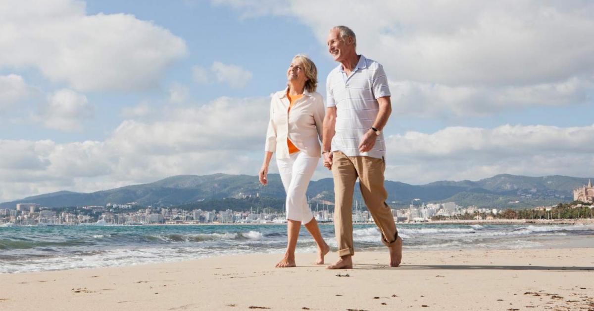 Pareja paseando por la playa
