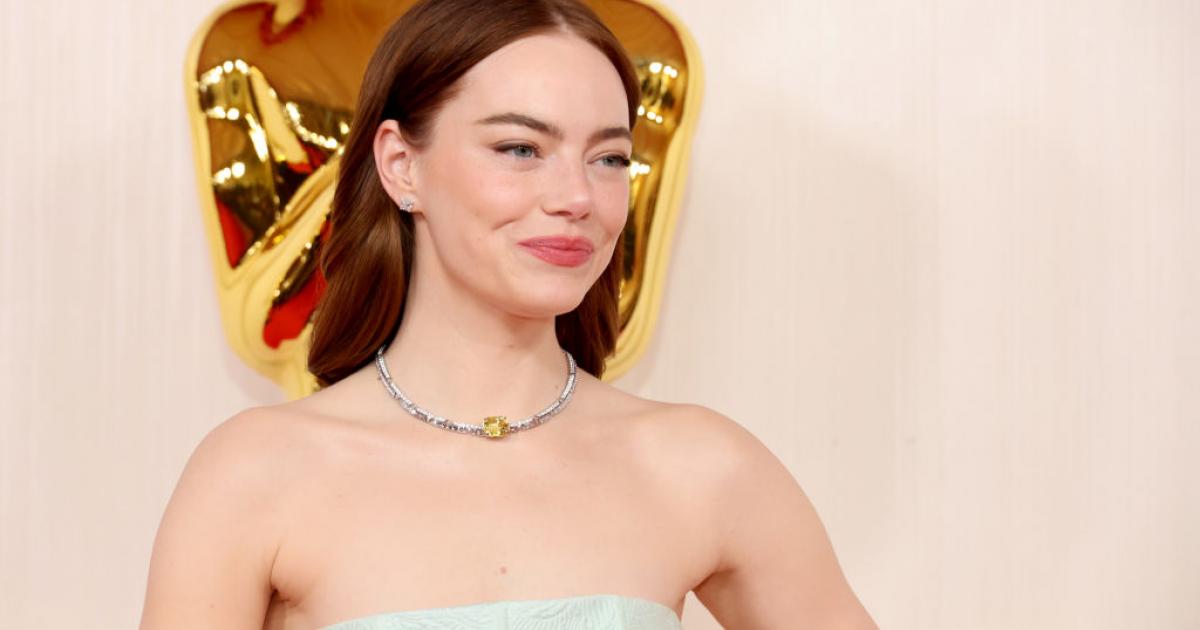 Emma Stone, con un vestido de Nicolas Ghesquière para Louis Vuitton en verde menta.