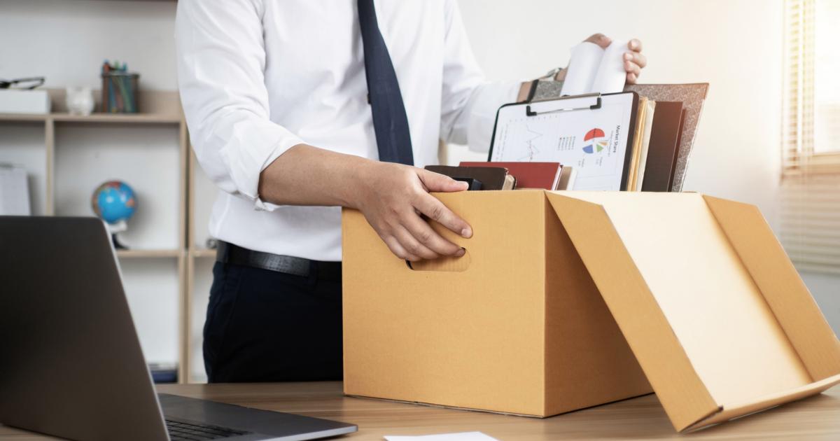 Una persona recogiendo sus objetos personales tras un despido