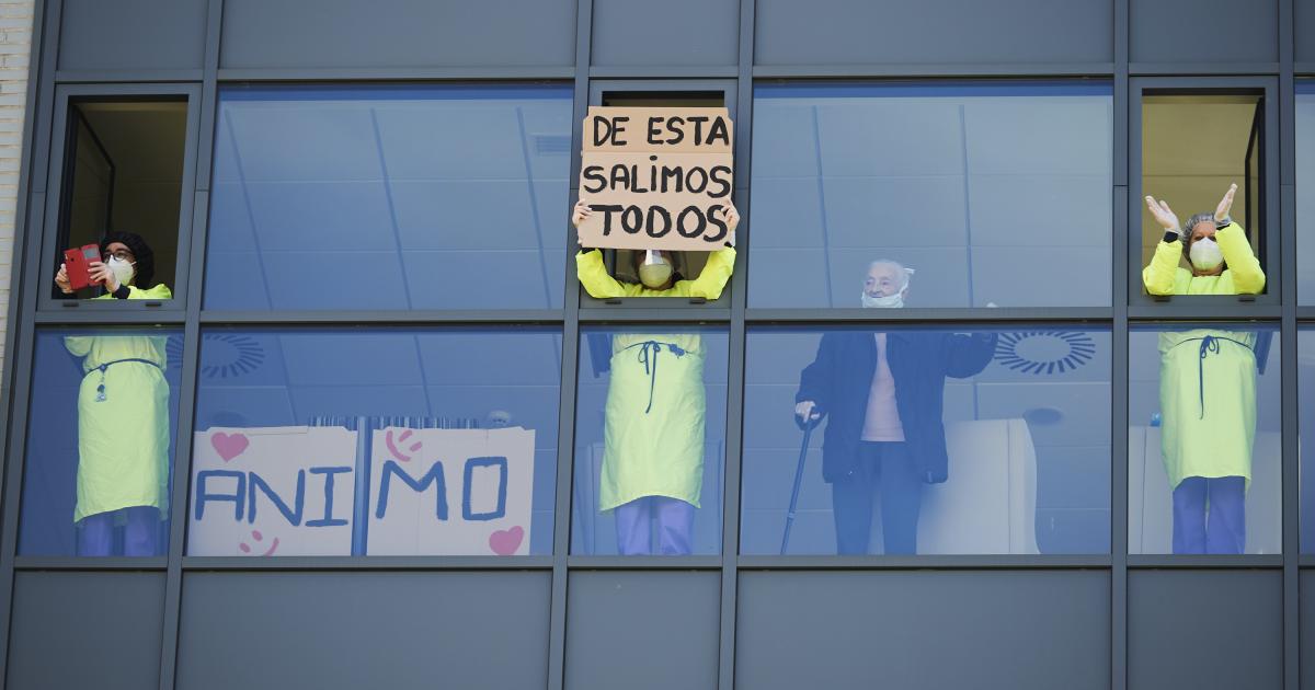 Sanitarios aplaudiendo.