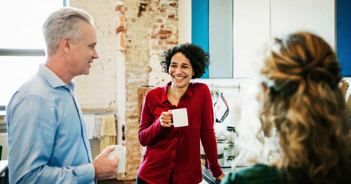 Una pausa de café entre compañeros de trabajo