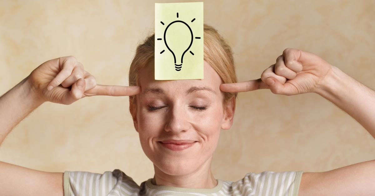 Persona pensando, dando con la respuesta a una pregunta.