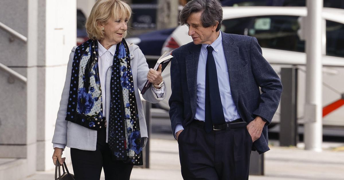 La presidenta de la Comunidad de Madrid entre 2003 y 2012, Esperanza Aguirre (i), a su llegada a la Audiencia Nacional en Madrid, este martes, para testificar en el juicio por supuestos delitos de prevaricación y malversación de caudales públicos por irregularidades en contratos del fallido Campus de la Justicia de Madrid.