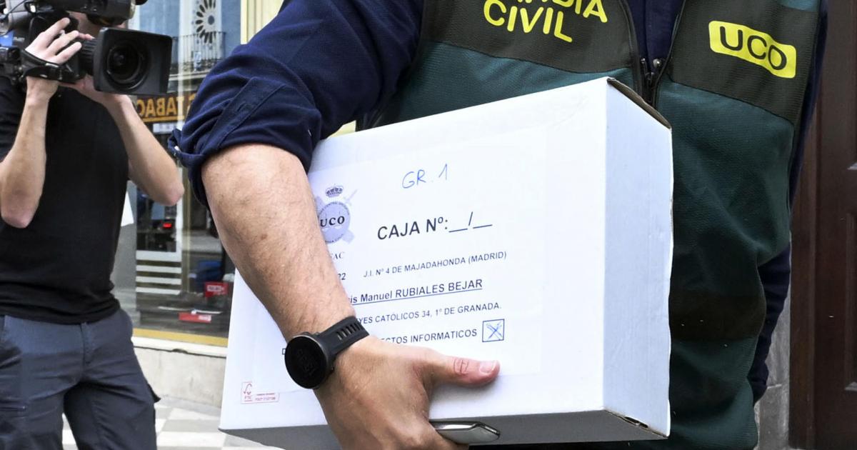 Agentes de la UCO abandonan  la vivienda de Luis Rubiales en Granada.