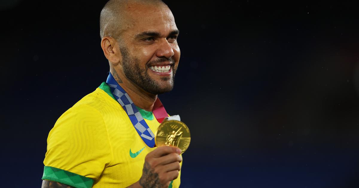 Dani Alves con la medalla de Oro de los JJOO de Tokio 2020.