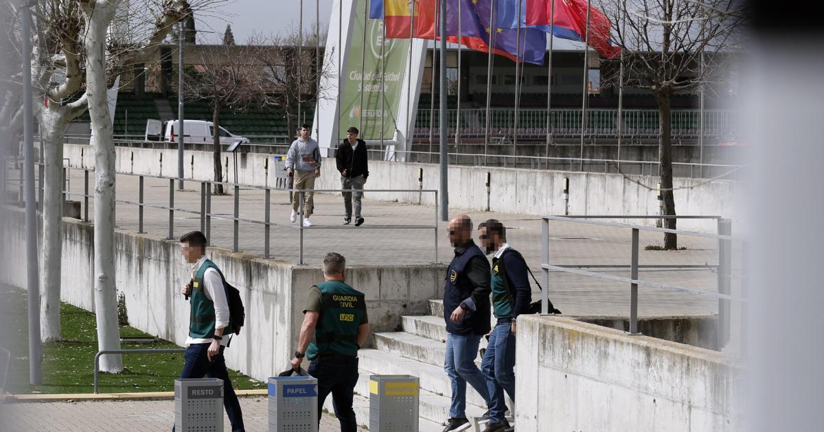 Agentes de la UCO, a la salida de la sede de la Federación Española de Fútbol, en el marco del registro realizado.