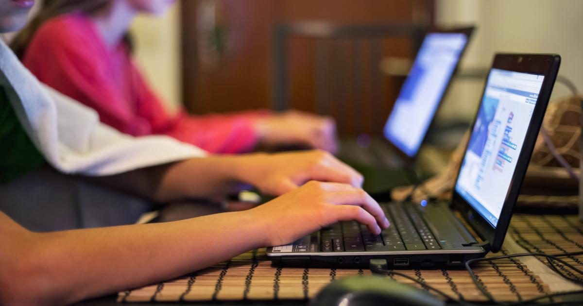 Dos jóvenes con el ordenador.