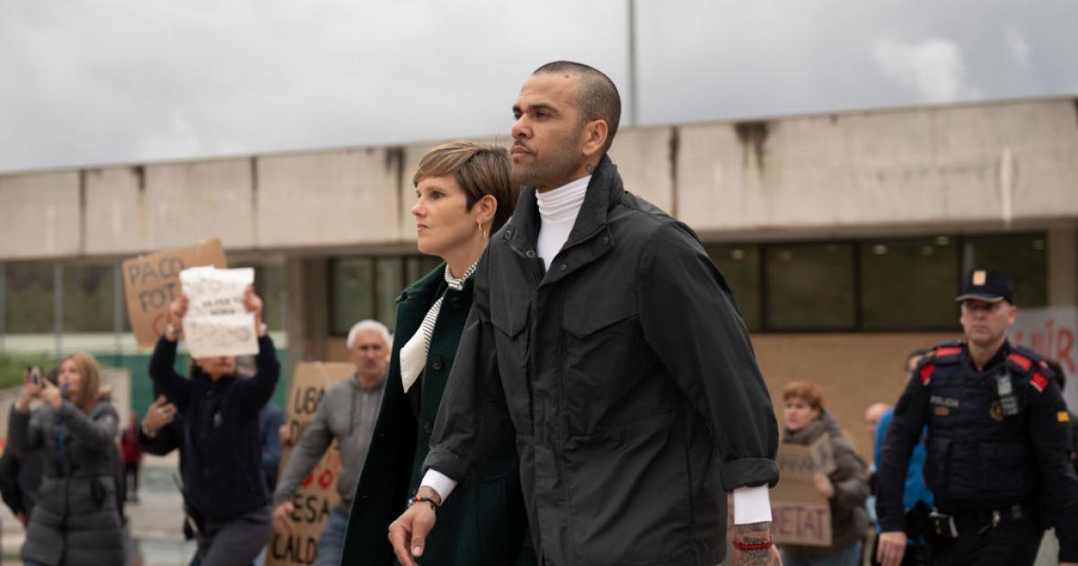 Dani Alves, junto a su abogada, Inés Guardiola