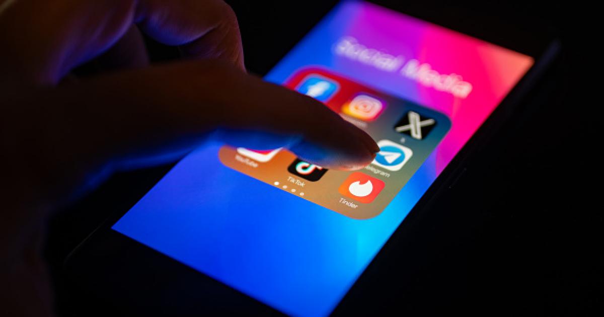Imagen de archivo de una persona a punto de acceder a la app de Telegram en su 'smartphone'.