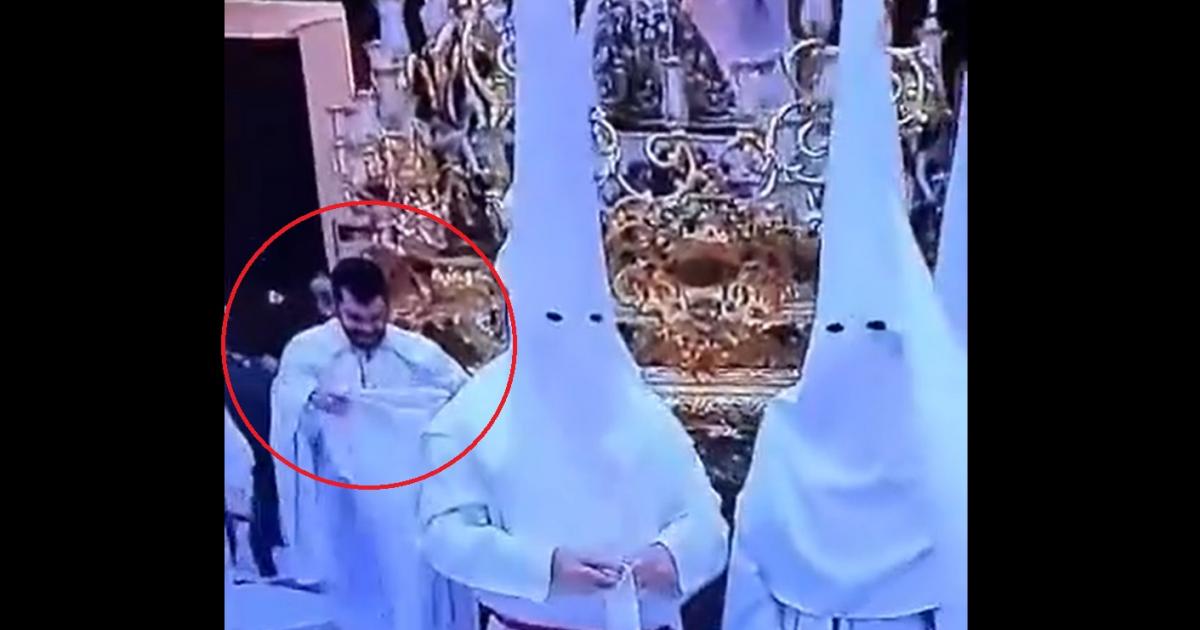 Nazareno frente a un paso de Semana Santa