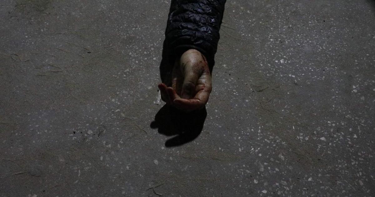 El cuerpo de uno de los fallecidos en el presunto ataque de Israel en el centro de Gaza.