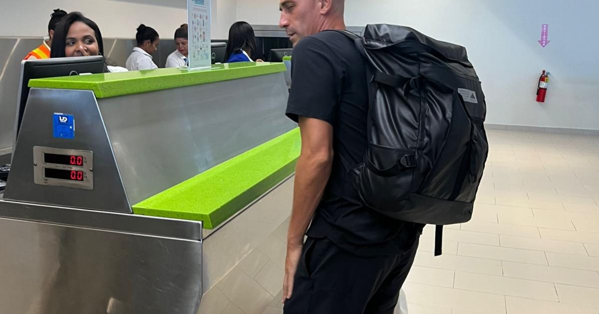 Luis Rubiales, expresidente de la RFEF, en el mostrador de facturación del aeropuerto de Punta Cana.