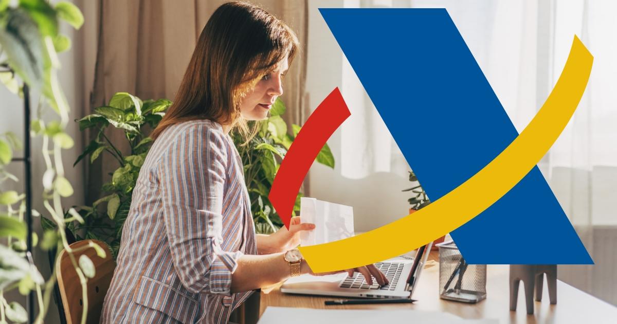 Mujer realizando la declaración de la Renta 2023-2024