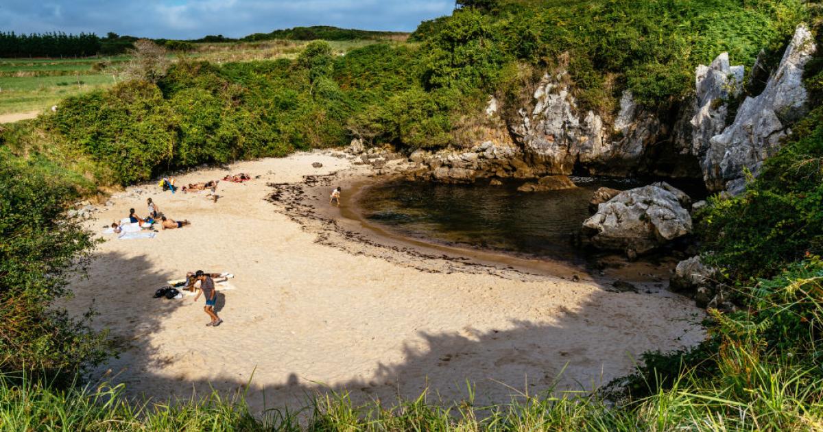 Playa de Gulpiyuri, en Asturias.