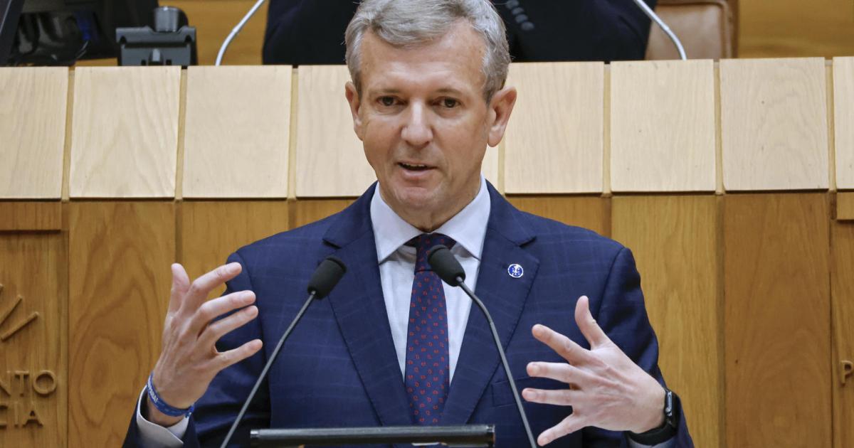 El presidente de la Xunta en funciones, Alfonso Rueda, durante su discurso al comienzo de la primera jornada del Debate de su investidura, este martes en Santiago de Compostela.