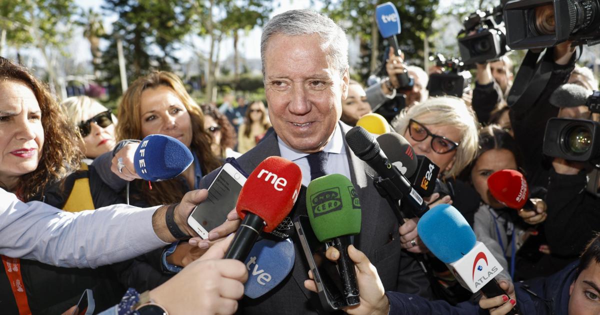 El exministro y expresident de la Generalitat Eduardo Zaplana a su llegada a la audiencia provincial.