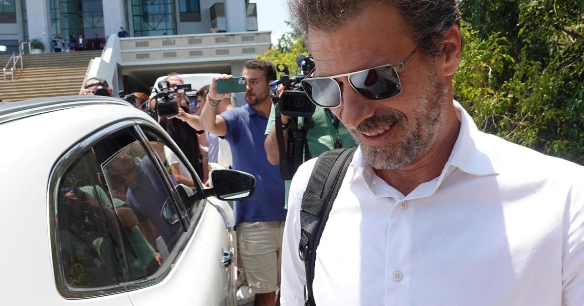 El padre de Daniel Sancho, el actor Rodolfo Sancho, abandona el tribunal tailandés después de la primera jornada de juicio.