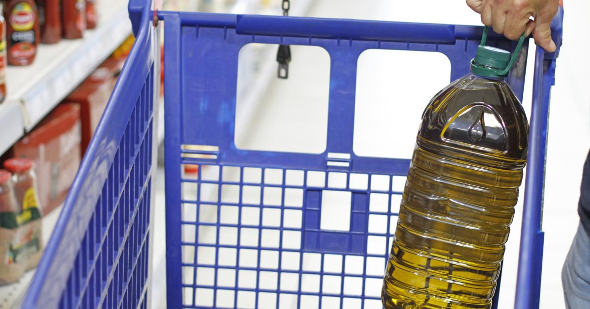 Compra de una garrafa de aceite de oliva en el supermercado.