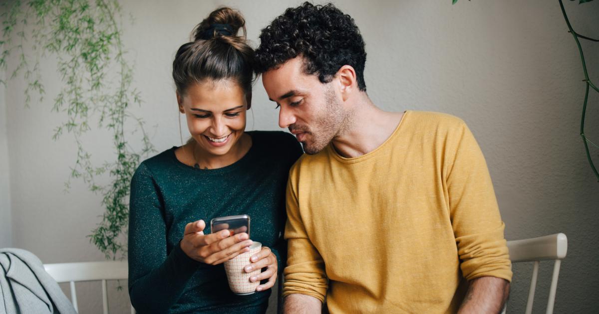 Una pareja con el móvil.