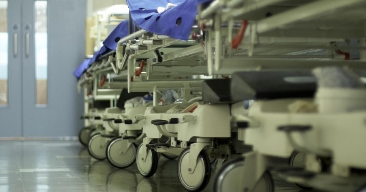 Imagen de archivo de varias camillas en el pasillo de un hospital.
