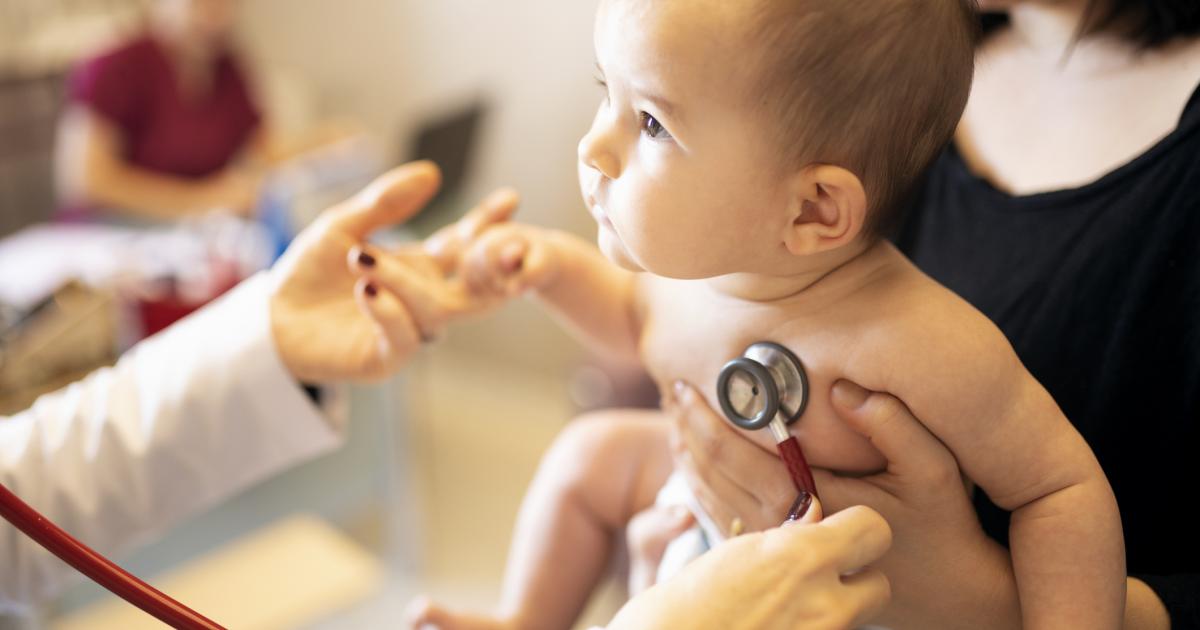 Imagen de archivo de un bebé en una revisión pediátrica.