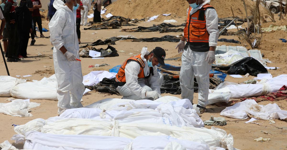 Imagen de las tareas de desenterramiento de los cuerpos hallados en una fosa común en un patio del hospital Al Nasser (Jan Younis, Gaza).