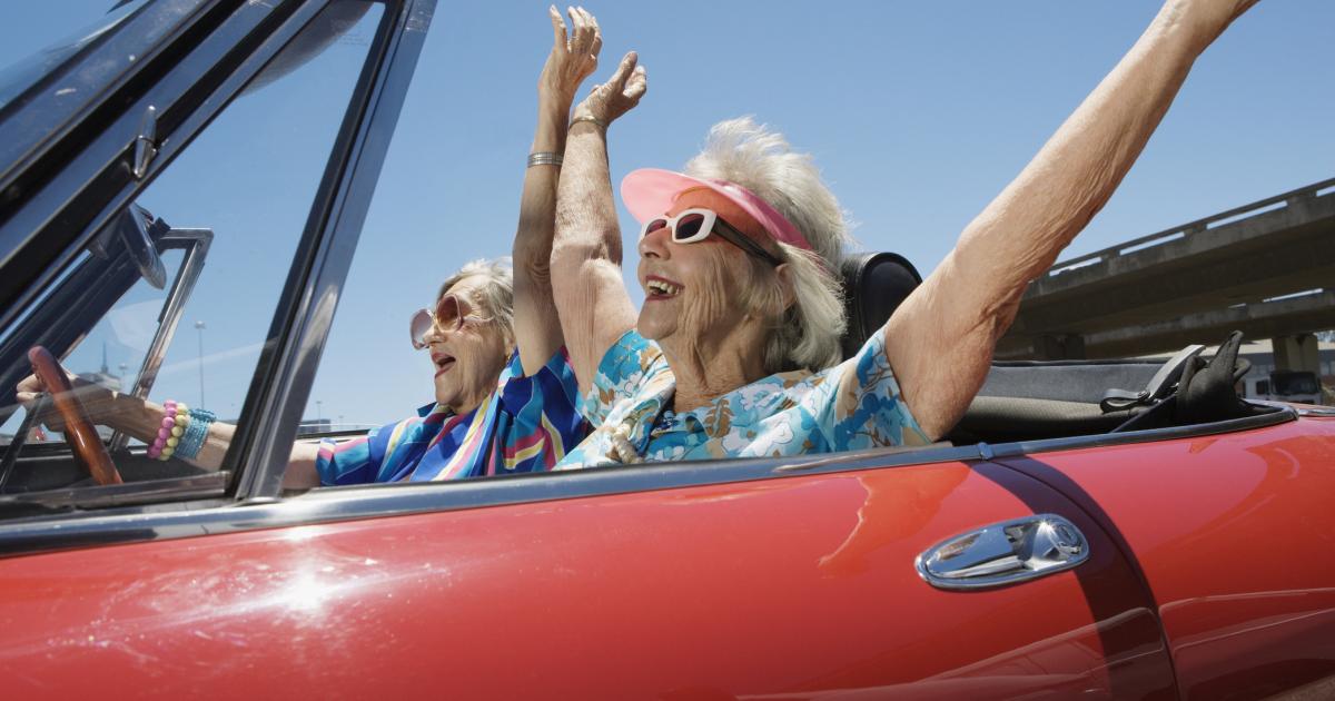 Dos señoras exprimiendo la vida.