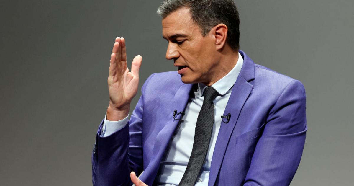 Gesto de Pedro Sánchez en la presentación de su segundo libro