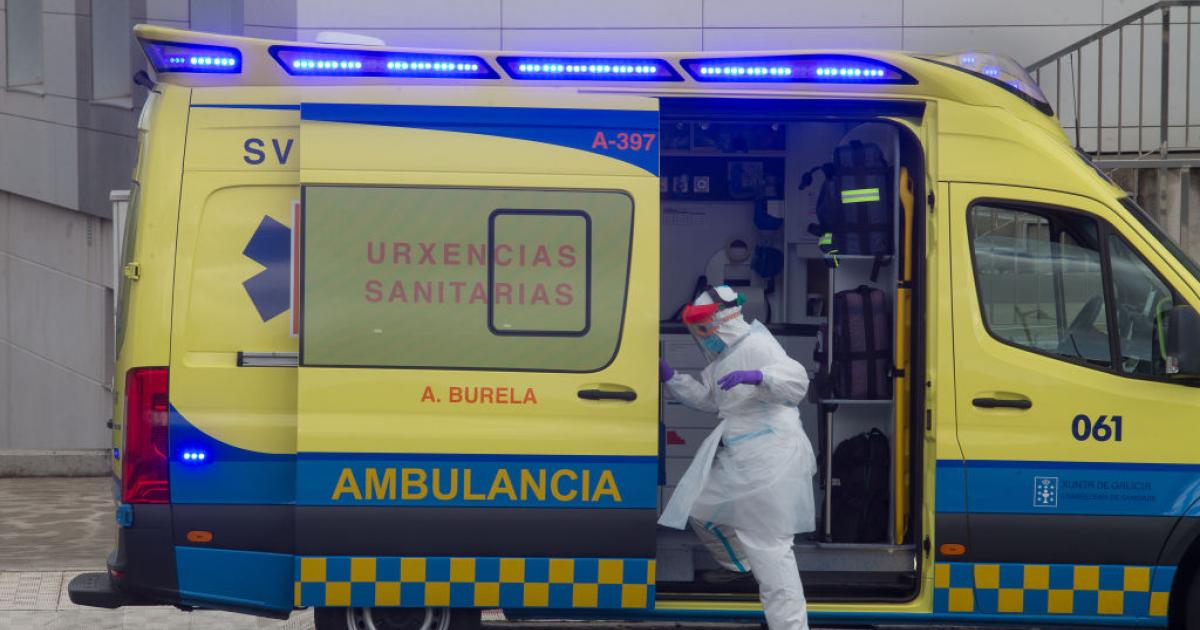 Un técnico sanitario desciende de una ambulancia en Galicia.