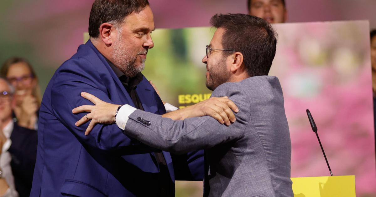 El presidente de ERC, Oriol Junqueras (i), junto al president de Cataluña y candidato del partido a la reelección, Pere Aragonès, durante el acto central de campaña de ERC, este jueves en el Palau de Congressos de Barcelona.