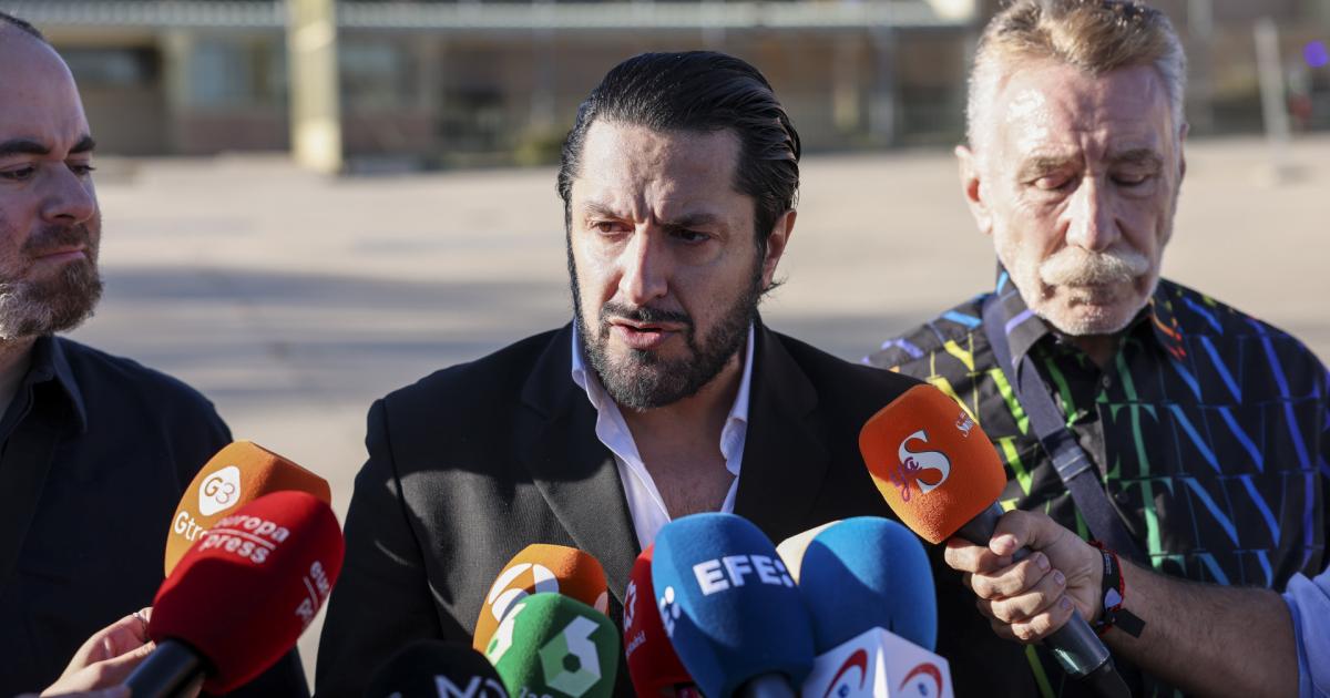 Rafael Amargo y el abogado Marcos García Montes, en Soto del Real el 12 de abril de 2024.