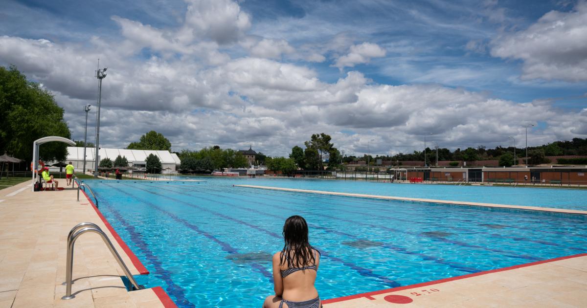 Una mujer en la piscina municipal Puerta de Hierro de Madrid.