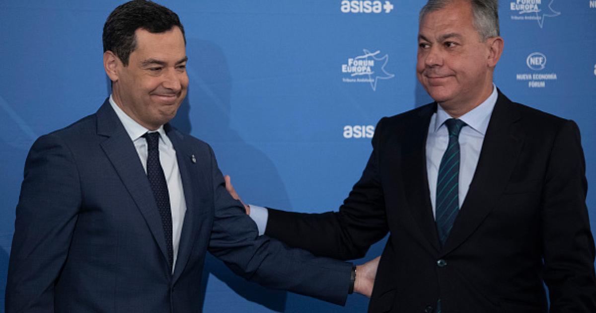 El mandatario andaluz, Juan Manuel Moreno Bonilla, y el regidor hispalense, José Luis Sanz; en una imagen de archivo.