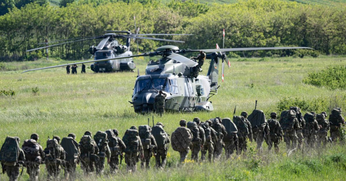 Soldados de varios países, en el ejercicio Swift Response 24 en Rumanía