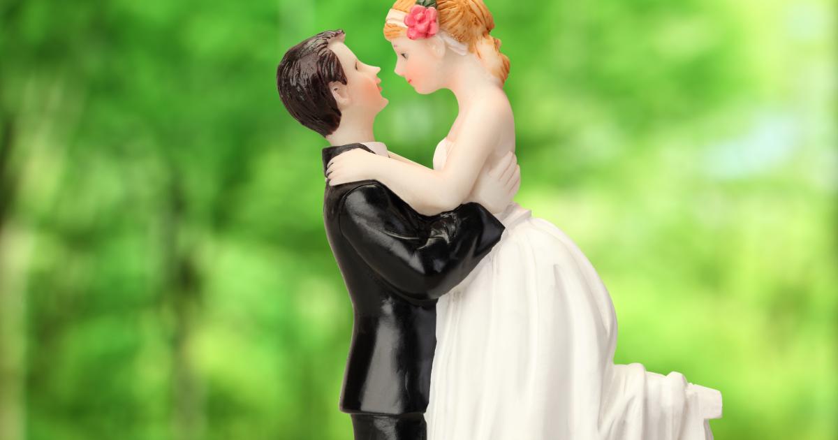 Imagen de archivo de unos muñecos de tarta de boda.