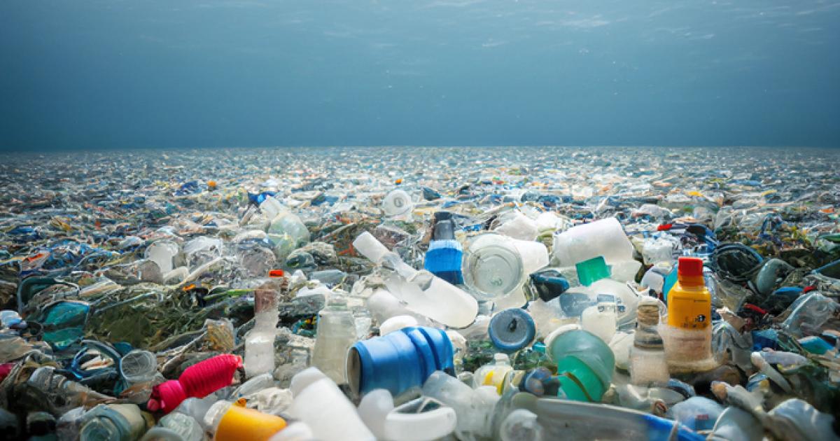 Imagen de archivo de residuos de plástico en el océano.