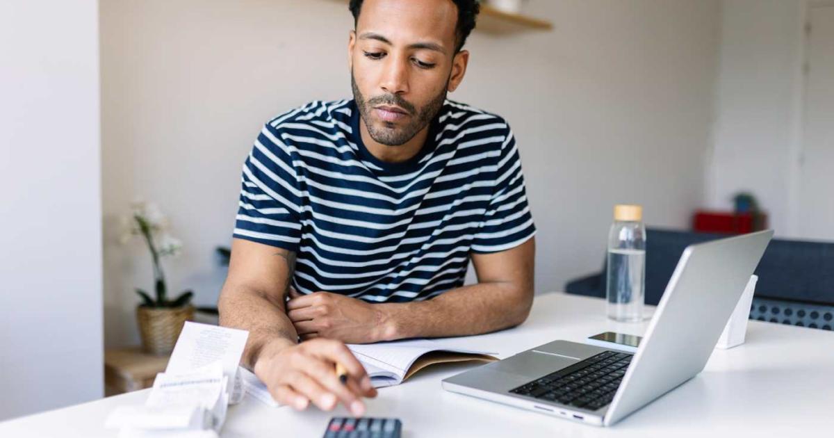 Hombre calculando la declaración de la Renta