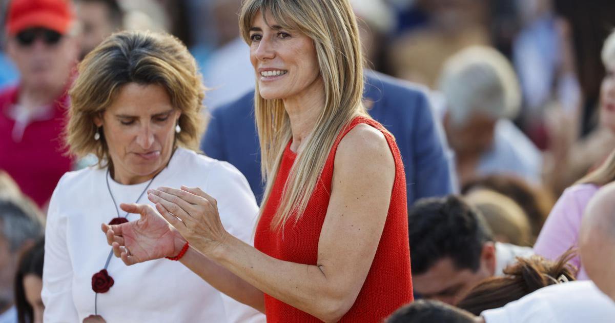 La mujer del secretario general del PSOE y presidente del Gobierno, Pedro Sánchez, Begoña Gómez, durante un acto electoral de los socialistas en Benalmádena (Málaga).