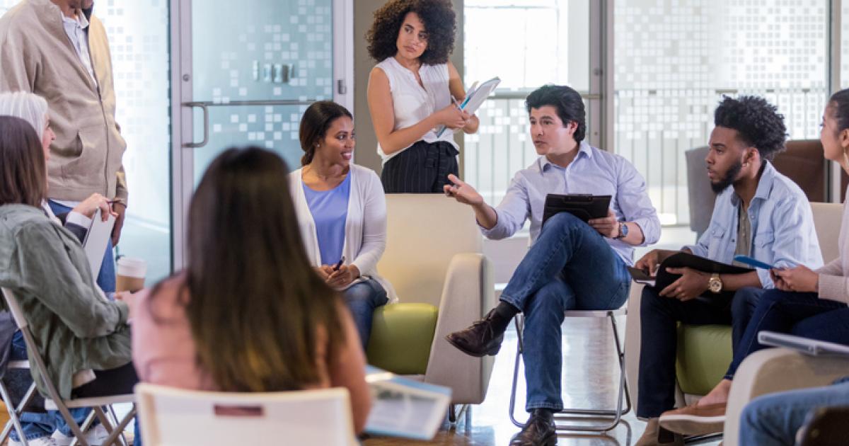 Imagen de archivo de una reunión de una comunidad de vecinos.