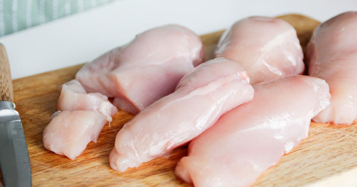 Imagen de archivo de varias pechugas de pollo.