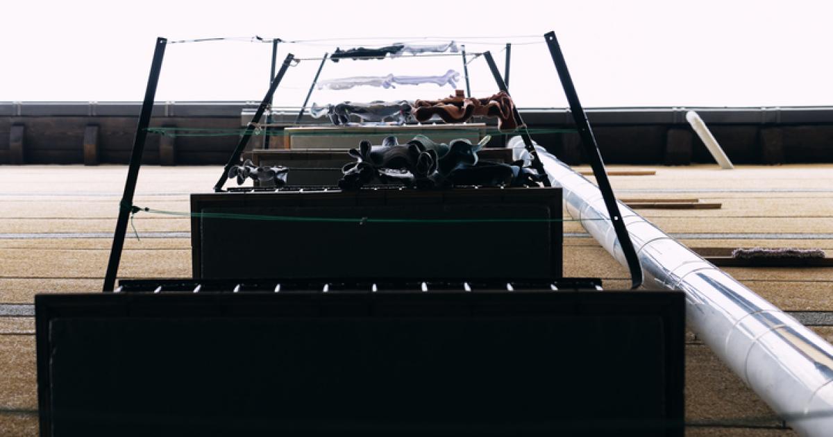 Imagen de archivo de varios tendales de un edificio de viviendas, vistos desde abajo.