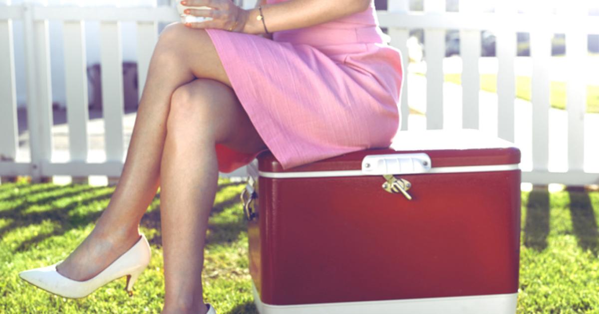 Imagen de archivo de una persona sentada sobre una nevera de playa.