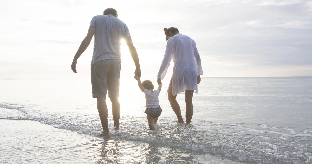 Unos padres con su hijo