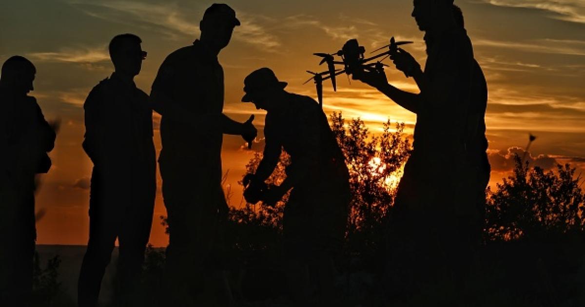 Imagen de archivo de soldados ucranianos operando un dron.