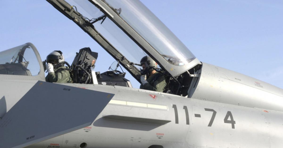 Imagen de archivo de militares españoles en un Eurofighter Typhoon, en la Base Aérea de Morón (Sevilla).