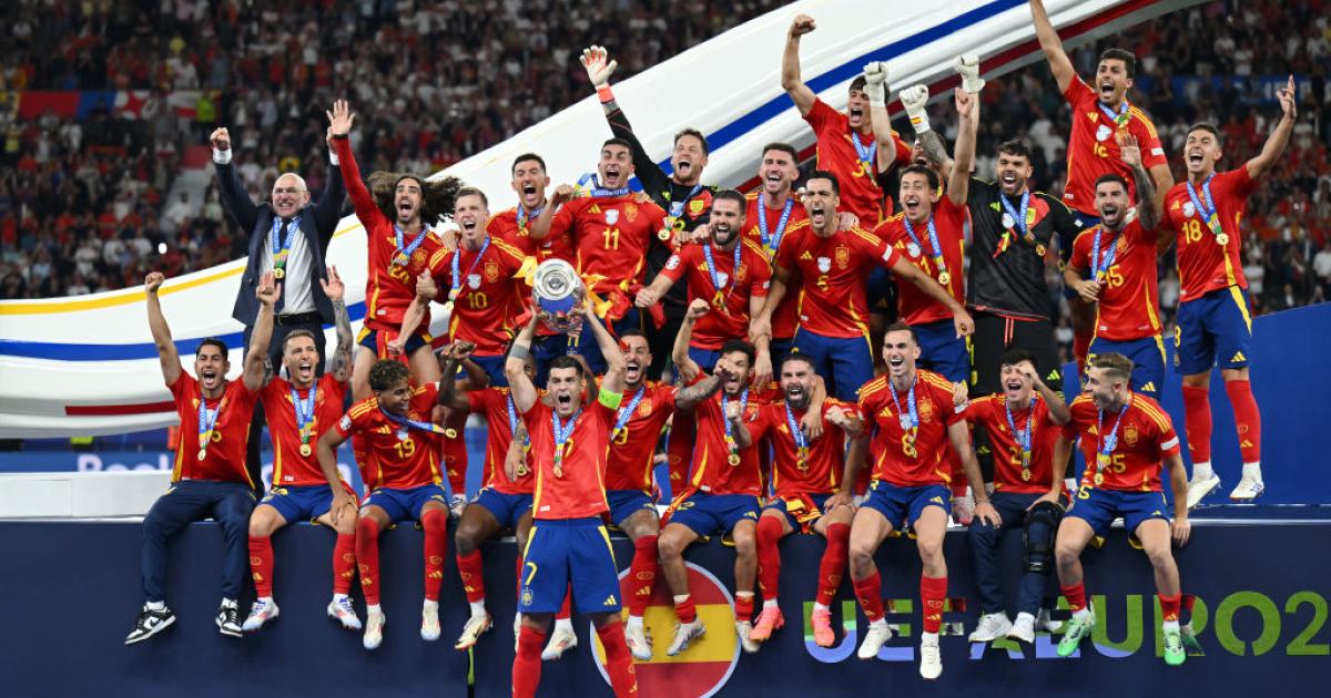 Álvaro Morata levanta la Eurocopa en compañía de toda la selección