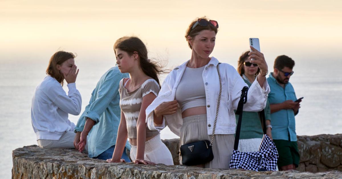 Los turistas contemplan la puesta de sol en Cabo da Roca, en Sintra.