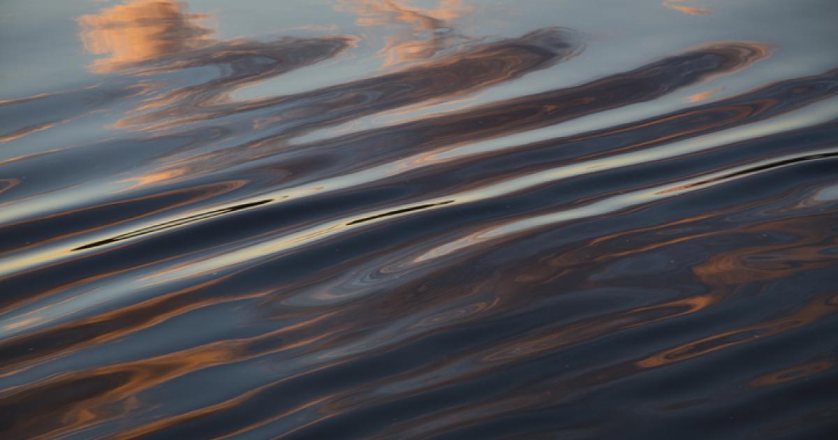 Imagen de archivo de reflejos en el agua de un río.